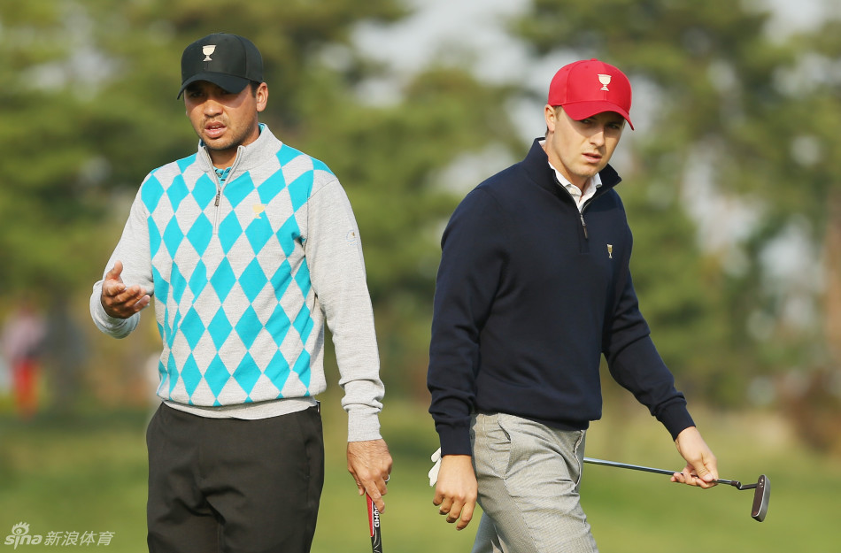 巴巴·沃森在果岭边全神贯注地处理一记精巧的切球,身体姿态优雅稳定,目光紧随着即将飞向球洞的小白球。