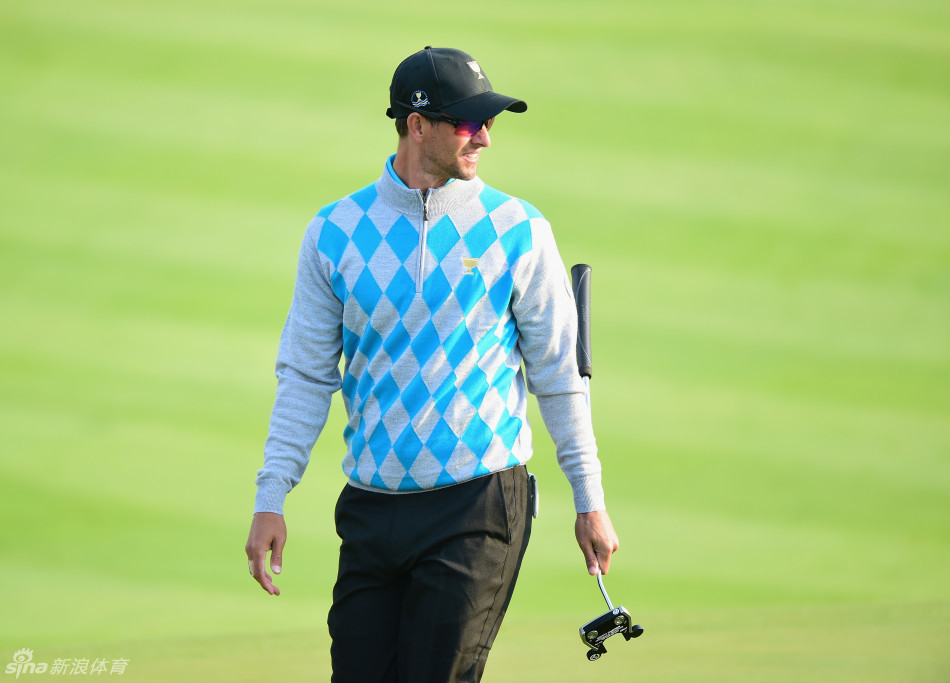 美国队与国际队球员在比赛间隙于球道上融洽交流,不同队服的色彩交错,气氛友好,完美诠释了总统杯竞技与友谊并存的精神。