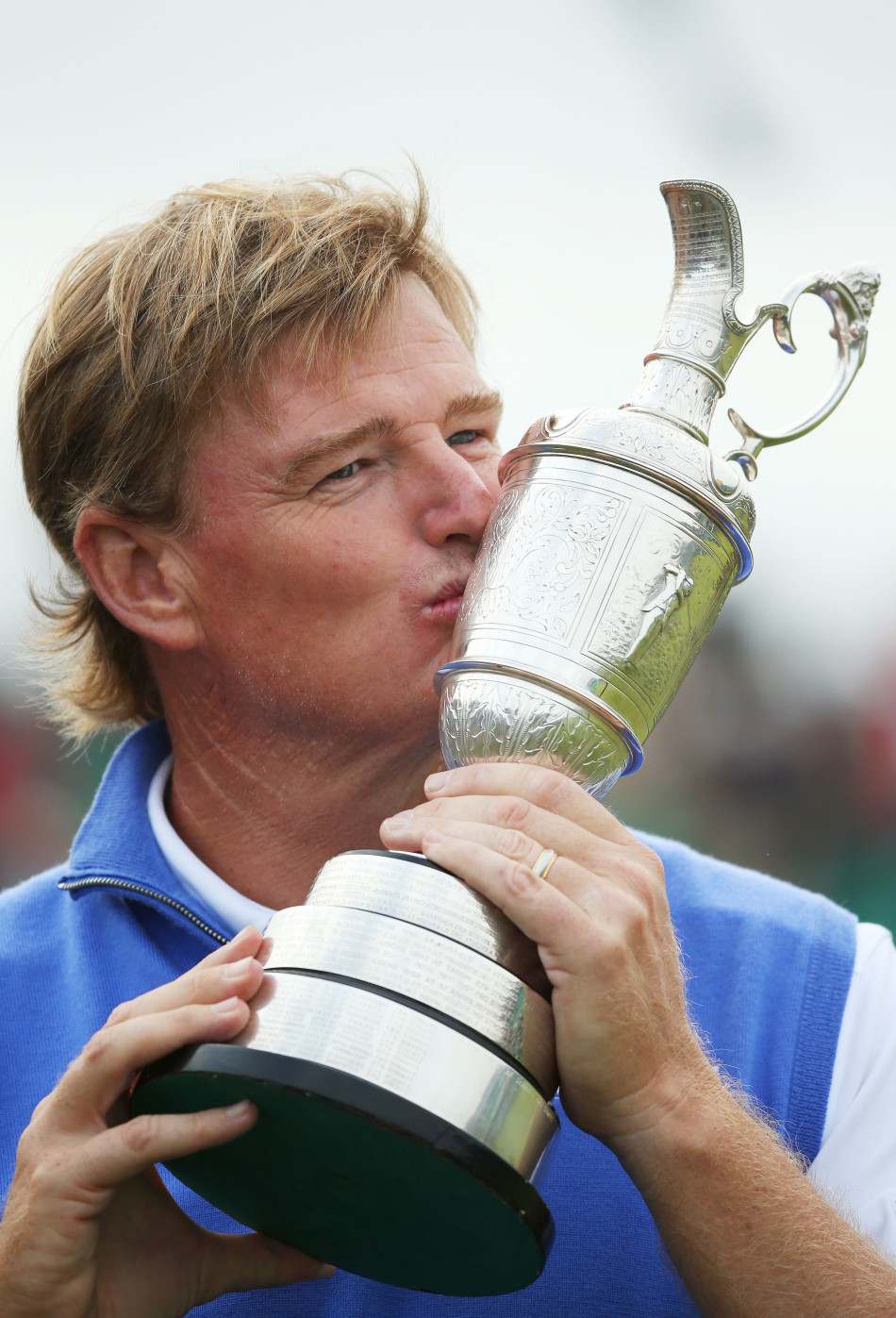 厄尼·埃尔斯在2012年英国公开赛上,于圣安德鲁斯老球场著名的斯威肯桥前凝神观察球道,目光沉着而坚定。