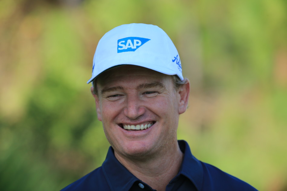 埃尔斯在练习果岭上专注推杆,神情认真,每一个细节都追求完美。