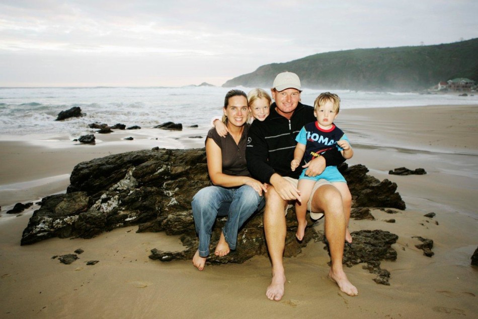 厄尼·埃尔斯与球迷亲切互动,耐心签名,毫无巨星架子,彰显其亲民本色。