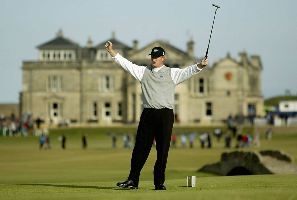 经典瞬间回眸:埃尔斯在关键一推前沉着观察果岭线路,尽显大师风范。