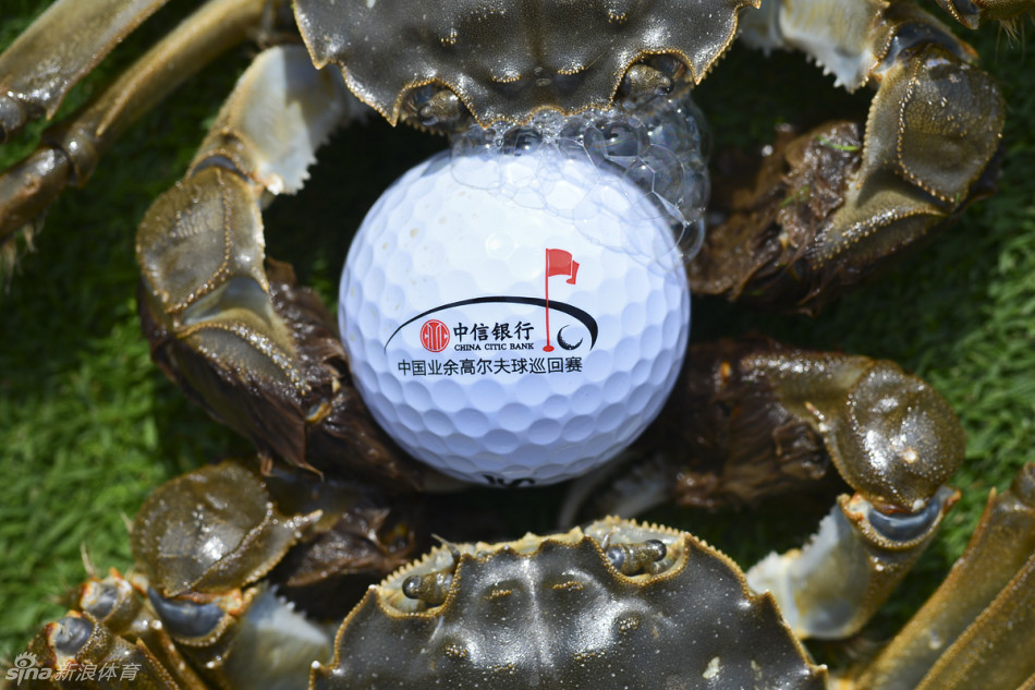 总决赛开球仪式盛大举行，彩球划过银杏湖俱乐部的秋日晴空