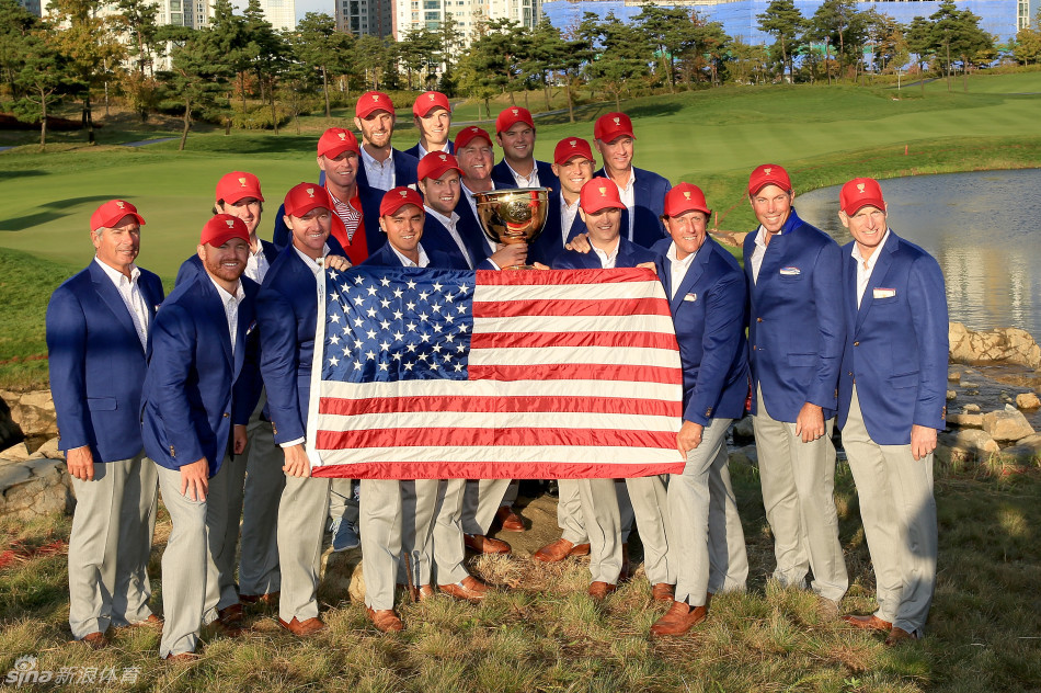 美国队长杰伊·哈斯眼含热泪，与儿子比尔·哈斯紧紧相拥，身后是欢庆的美国队队员，胜利的喜悦与父子的温情在此刻交织