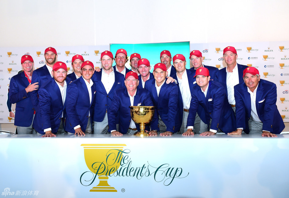 美国队获胜后，队长杰伊·哈斯与核心队员菲尔·米克尔森在发布会席间开怀大笑，分享着胜利后的轻松与默契