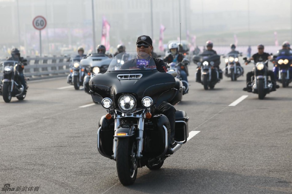 10月17日，1000名跑友将在全长6公里的大连星海湾大桥上，举行中国首次跨海夜跑活动。