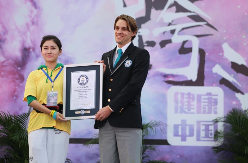 10月17日，1000名跑友将在全长6公里的大连星海湾大桥上，举行中国首次跨海夜跑活动。