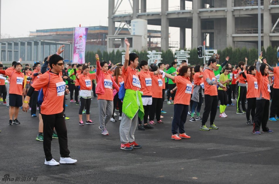 10月17日，1000名跑友将在全长6公里的大连星海湾大桥上，举行中国首次跨海夜跑活动。