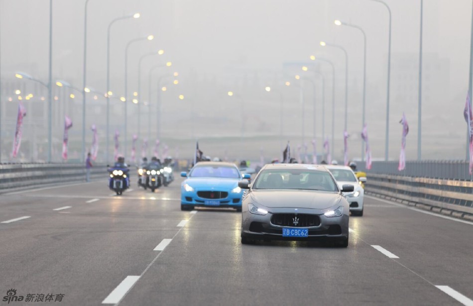 10月17日，1000名跑友将在全长6公里的大连星海湾大桥上，举行中国首次跨海夜跑活动。