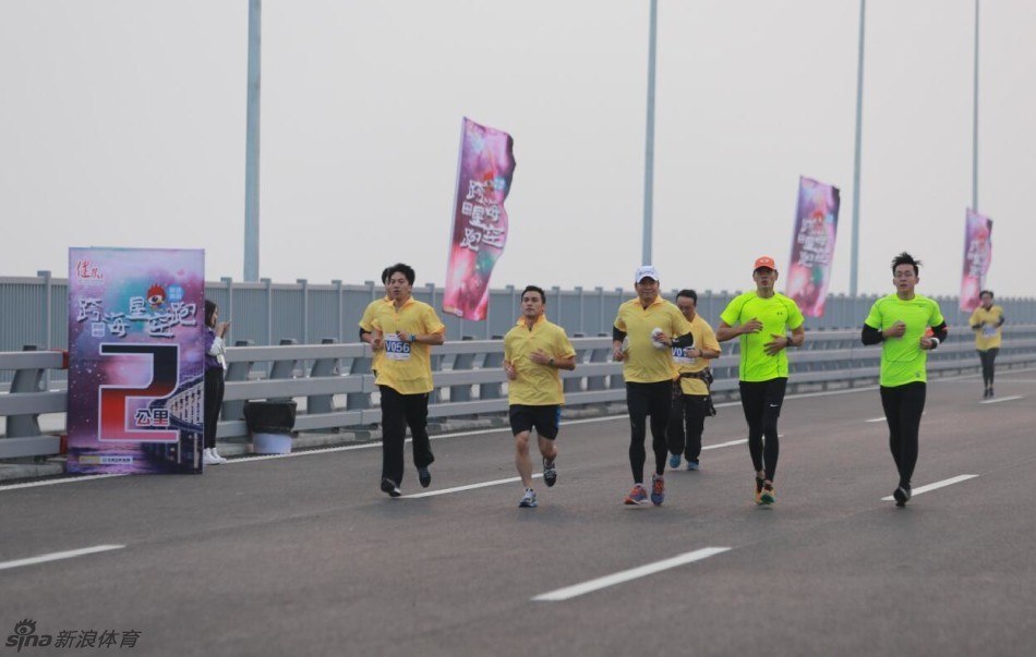10月17日，1000名跑友将在全长6公里的大连星海湾大桥上，举行中国首次跨海夜跑活动。