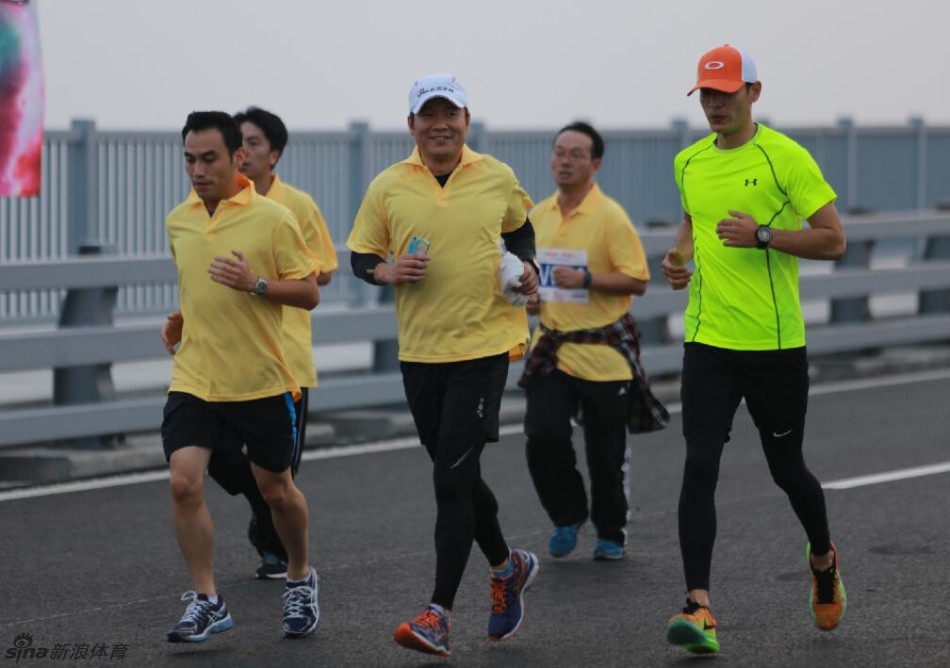 10月17日，1000名跑友将在全长6公里的大连星海湾大桥上，举行中国首次跨海夜跑活动。