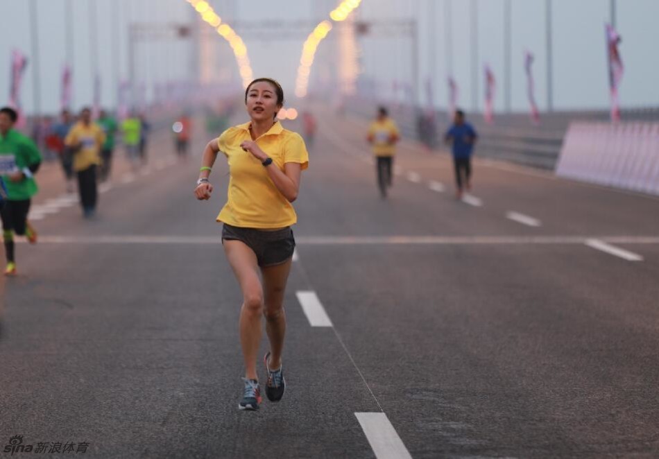 10月17日，1000名跑友将在全长6公里的大连星海湾大桥上，举行中国首次跨海夜跑活动。