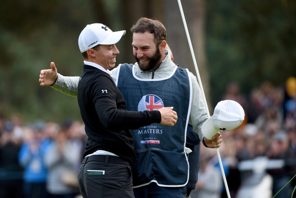 传奇球星李韦斯特伍德在练习场上专注地击球，身姿挺拔，目光如炬，展现着老将不减当年的风采与执着