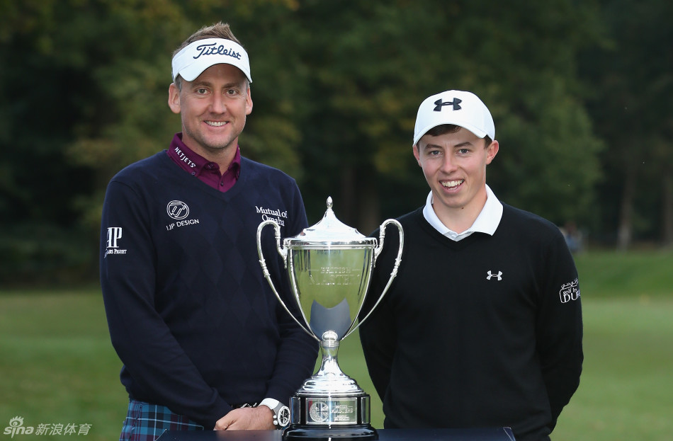 菲茨帕特里克在沃本球场的果岭边凝神思考，专注地观察推杆线路，稚嫩的脸庞上透露着超越年龄的沉稳