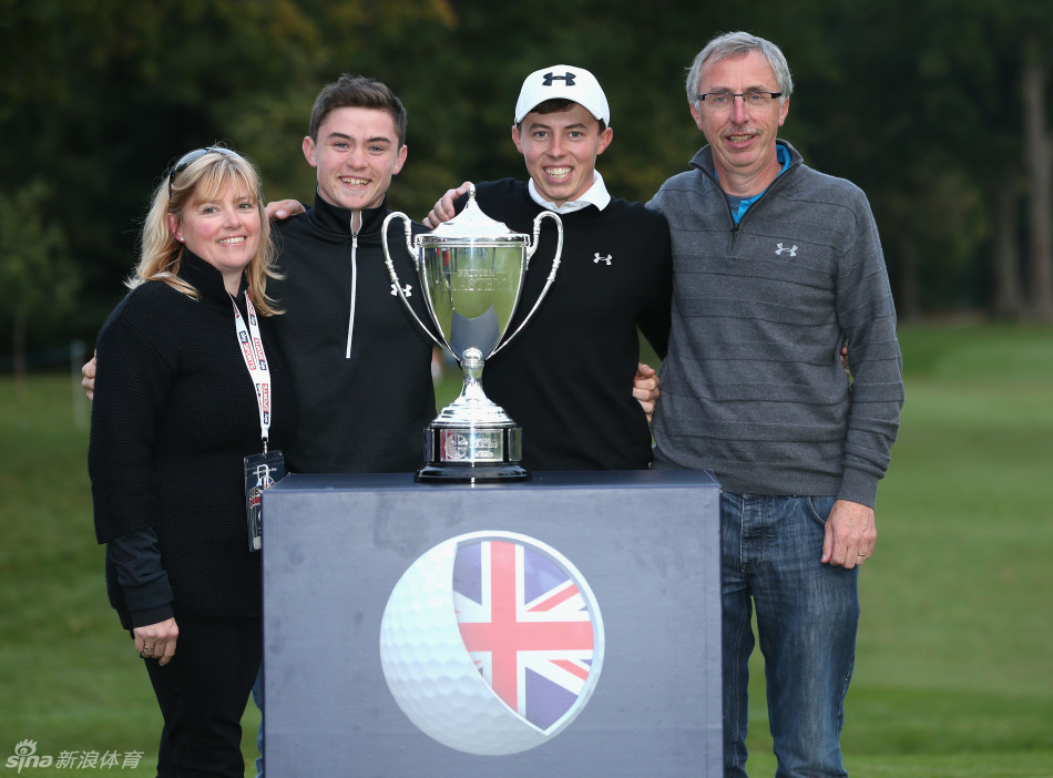 菲茨帕特里克与本届赛事东道主、传奇球星伊恩保尔特亲切交谈，后者面带欣慰笑容，仿佛在向高尔夫界的未来传递着祝福