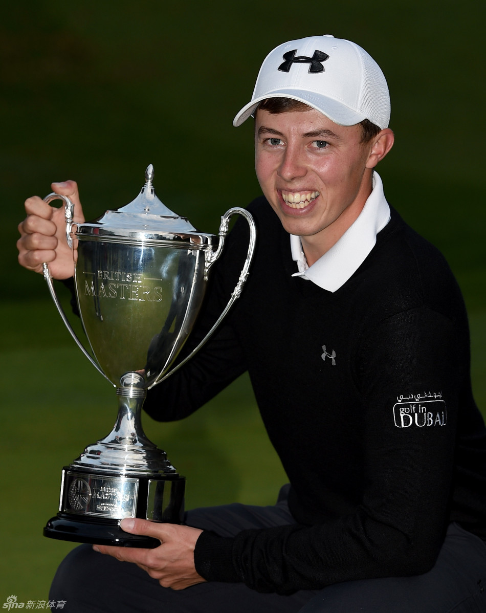 菲茨帕特里克与自己的球童在决赛轮结束后激动相拥，两人紧紧抱在一起，球童的脸上写满了骄傲，这是团队共同的胜利