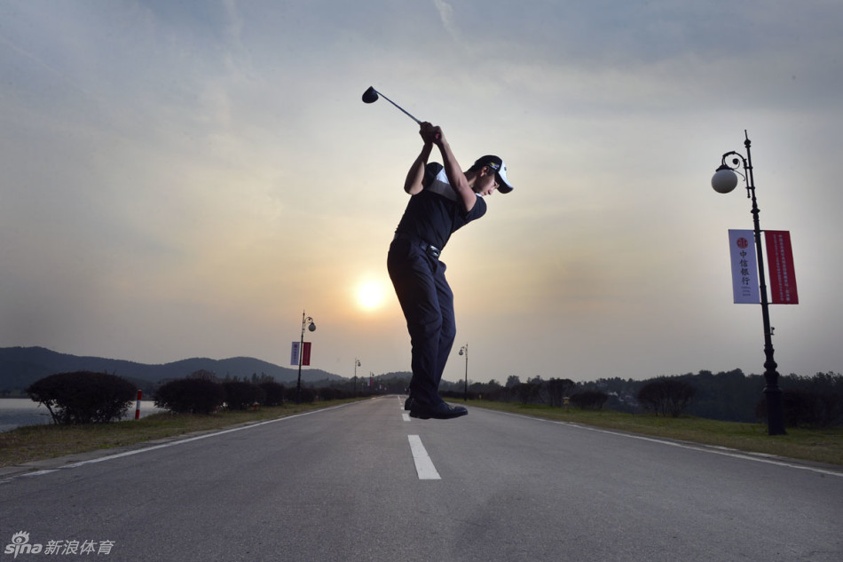 高尔夫球手在沙坑中精准救球，沙砾飞扬间尽显冷静与技巧