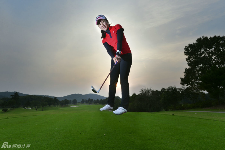 松林女王张芸杰优雅挥杆，裙摆与发丝在风中划出流畅弧线