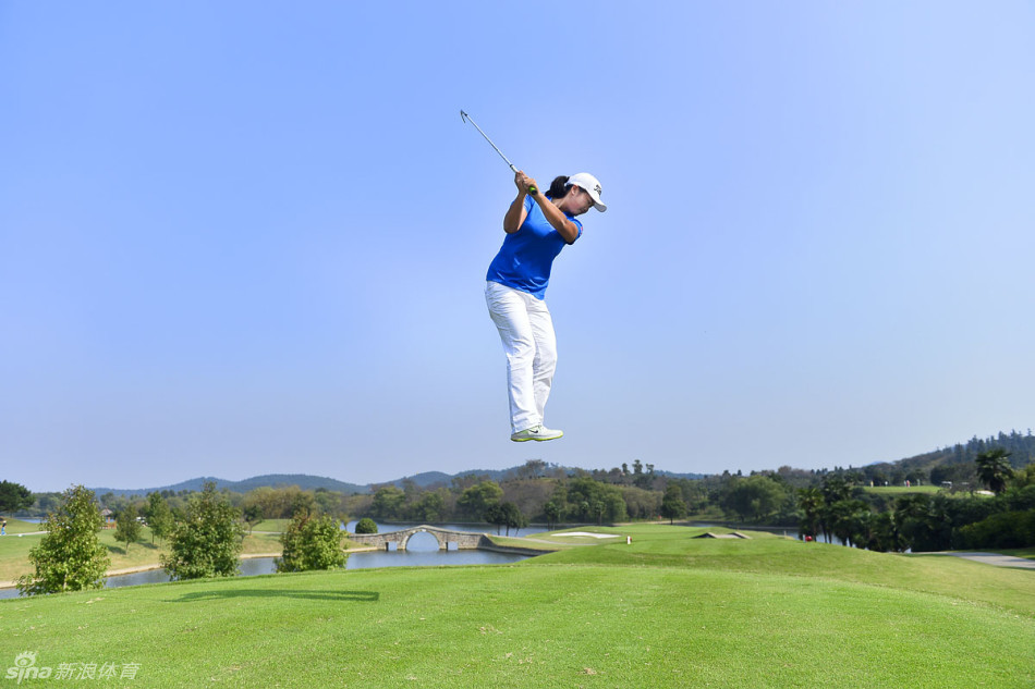 罗学文炫彩球衣在挥杆瞬间如翅膀展开，动感十足