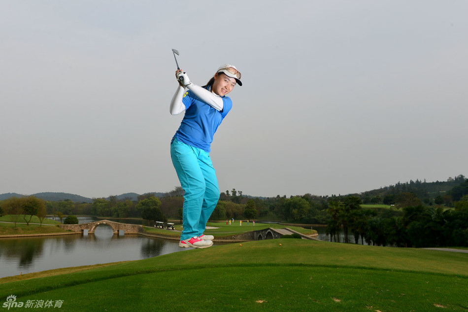 刘子威在山地球场全力开球，身影与远山构成壮阔画面