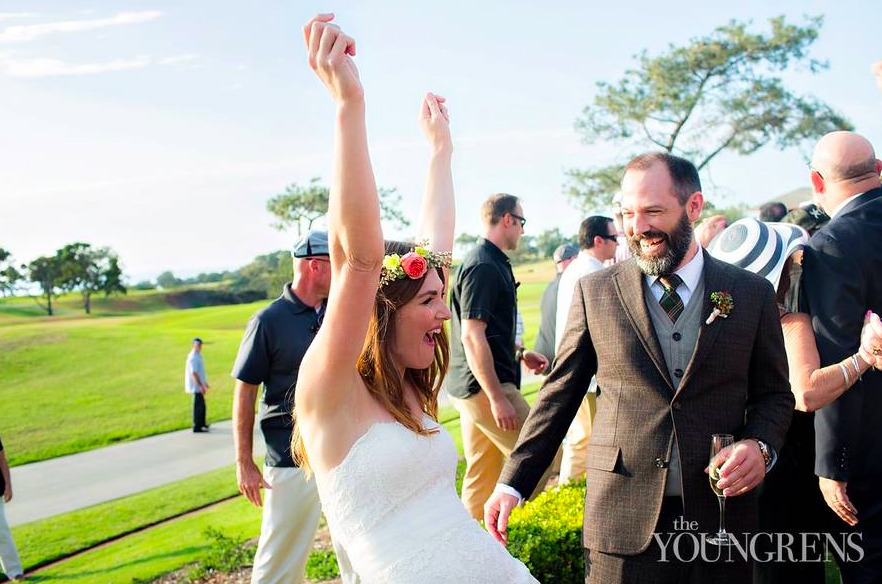 新娘已经完全放松,正对着奥巴马的方向开怀大笑,笑容极具感染力,洁白的婚纱在绿草地上格外醒目。