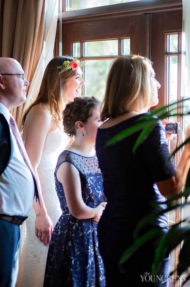 新娘已从最初的吃惊中恢复,正侧身专注地观看奥巴马在果岭上推杆,眼神中充满好奇与欣赏。