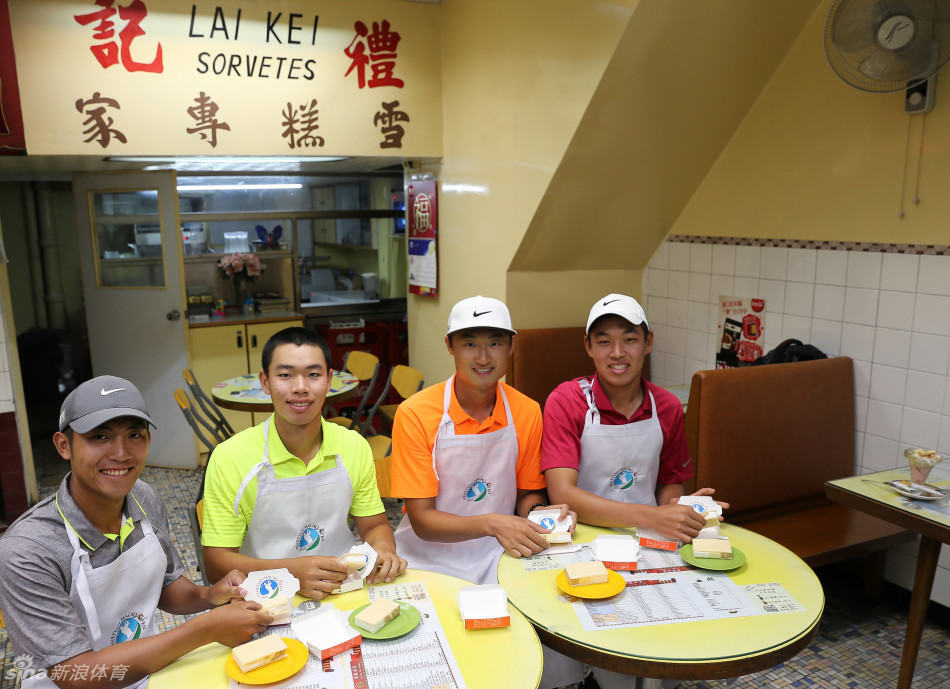 李昊桐与关天朗在复古雪糕店柜台前,专注地观察老师傅娴熟地包装传统雪糕三文治,眼神中充满好奇与期待。