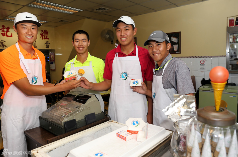 四位年轻球员手持特色雪糕,在店门口合影,脸上洋溢着品尝美味后的满足与笑容,身后是充满怀旧气息的雪糕店店面。