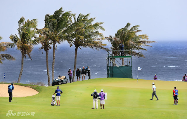 比赛开杆仪式庄重而充满期待，选手们齐聚，背景中太平洋的海风已然蓄势待发