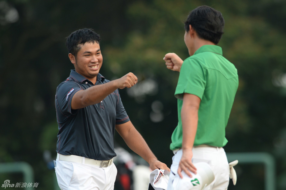 泰国球手提提帕在澳门公开赛首轮比赛中,于果岭边凝神观察推杆线路,眼神专注而坚定。