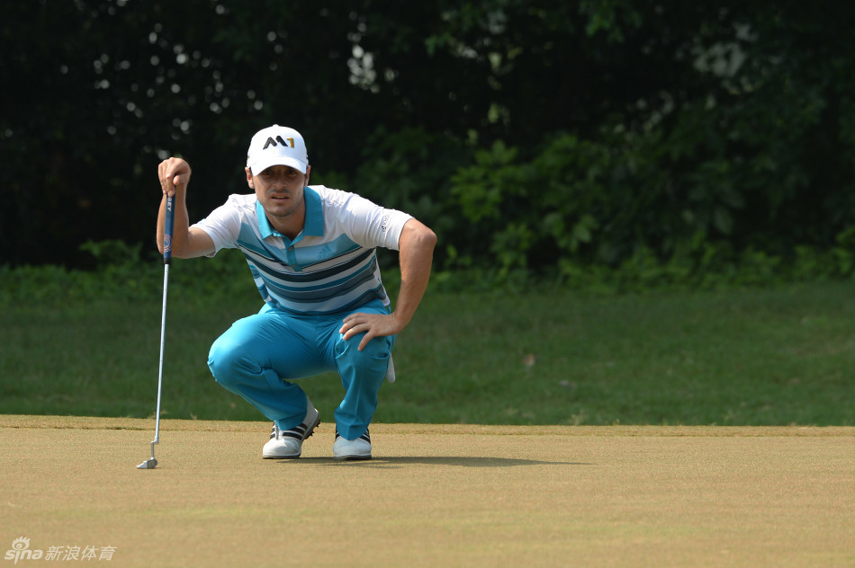 球手在澳门高尔夫乡村俱乐部的发球台上准备开球,远方是赛事赞助商威尼斯人的标志性建筑。