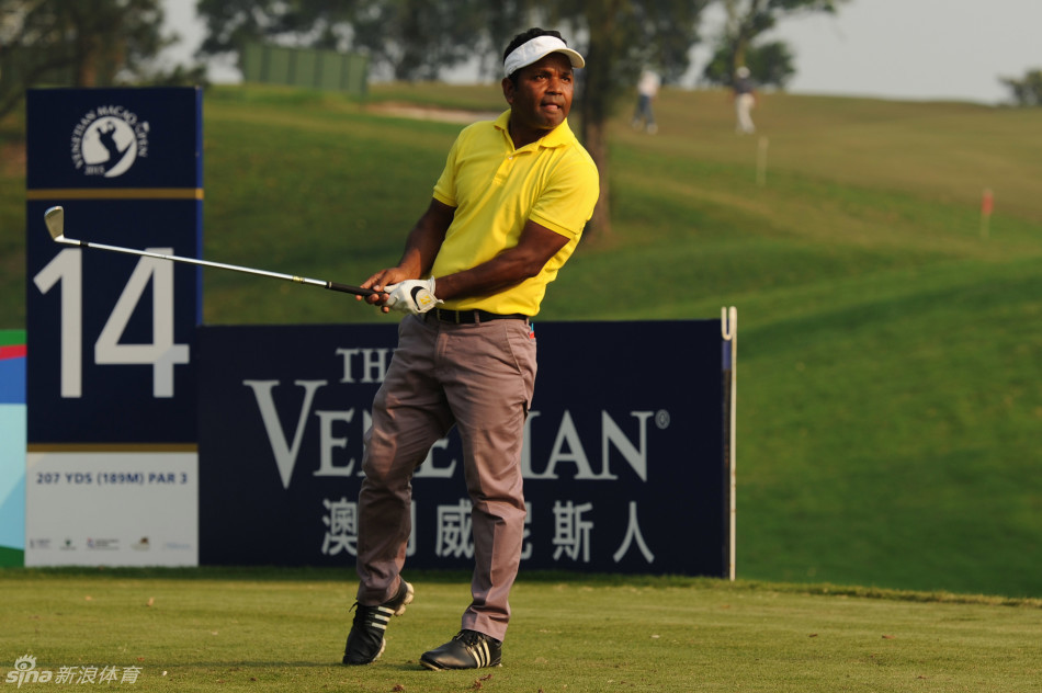 澳大利亚名将斯科特-亨德大力开球,动作充满力量感,球在空中划出优美弧线。