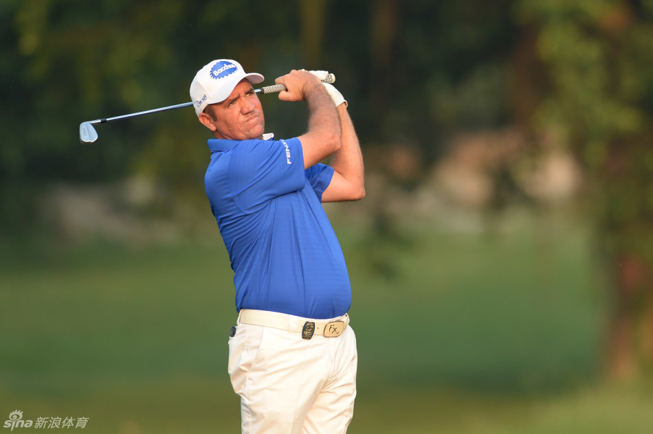 泰国年轻球手提提帕在比赛中完成一次漂亮的沙坑救球,沙砾飞溅,动作流畅。