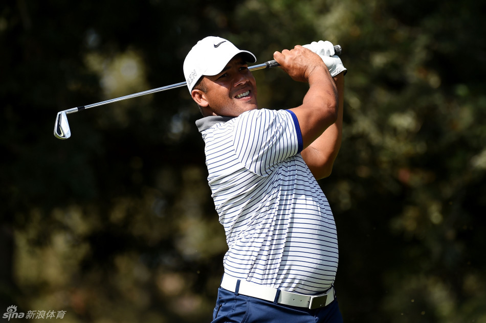 麦克罗伊在练习果岭上专注地进行长推练习，他的眼神锁定前方球洞，仿佛在预演即将到来的关键一击。