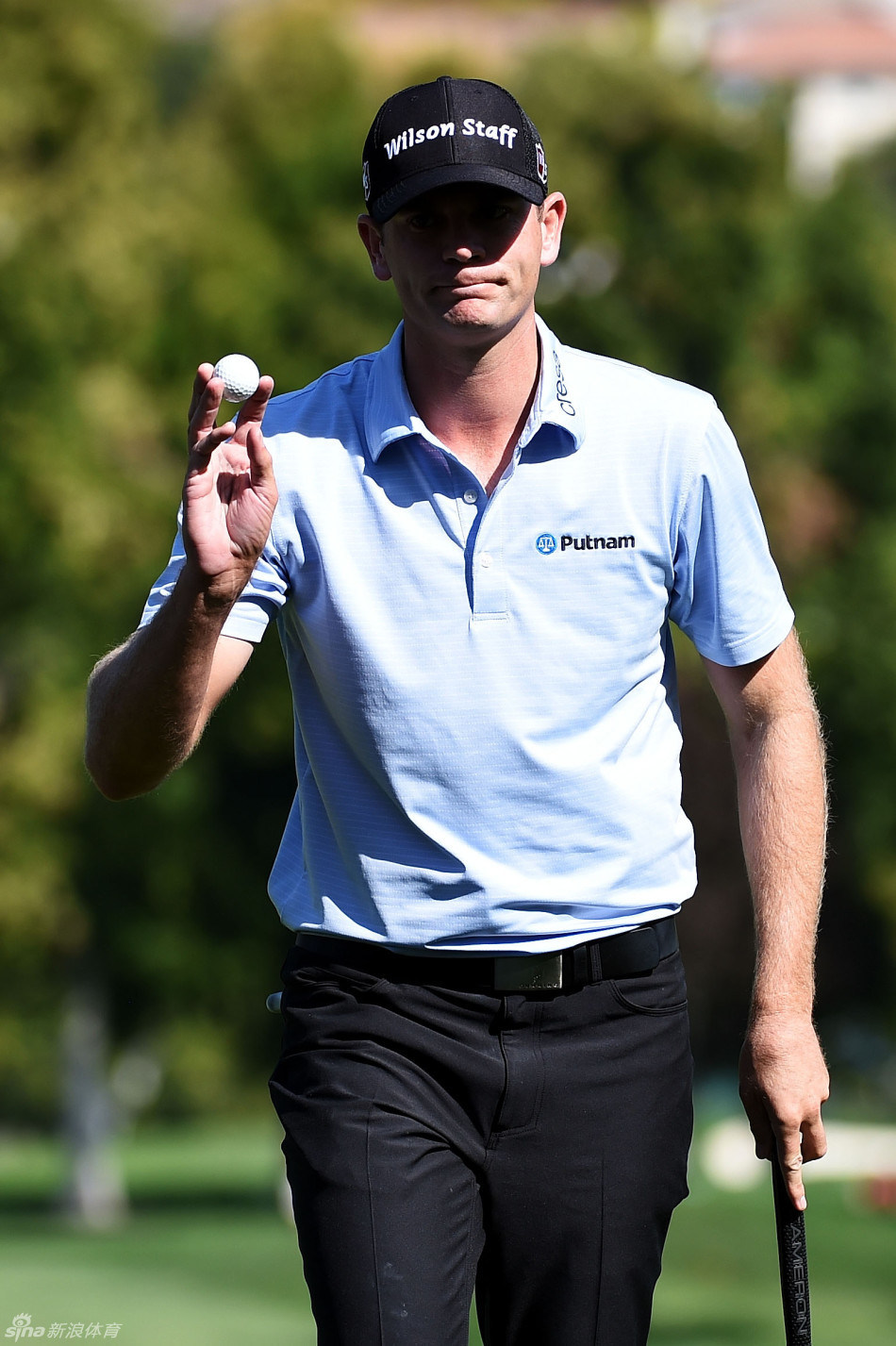 麦克罗伊在赛场上陷入沉思，他手扶球杆望向远方，眉宇间凝聚着对当前战局的深度思考与评估。