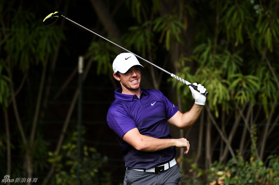 麦克罗伊在球道上流畅挥杆，整个身体力量完美释放，球杆划破空气的瞬间充满动感与力量之美。