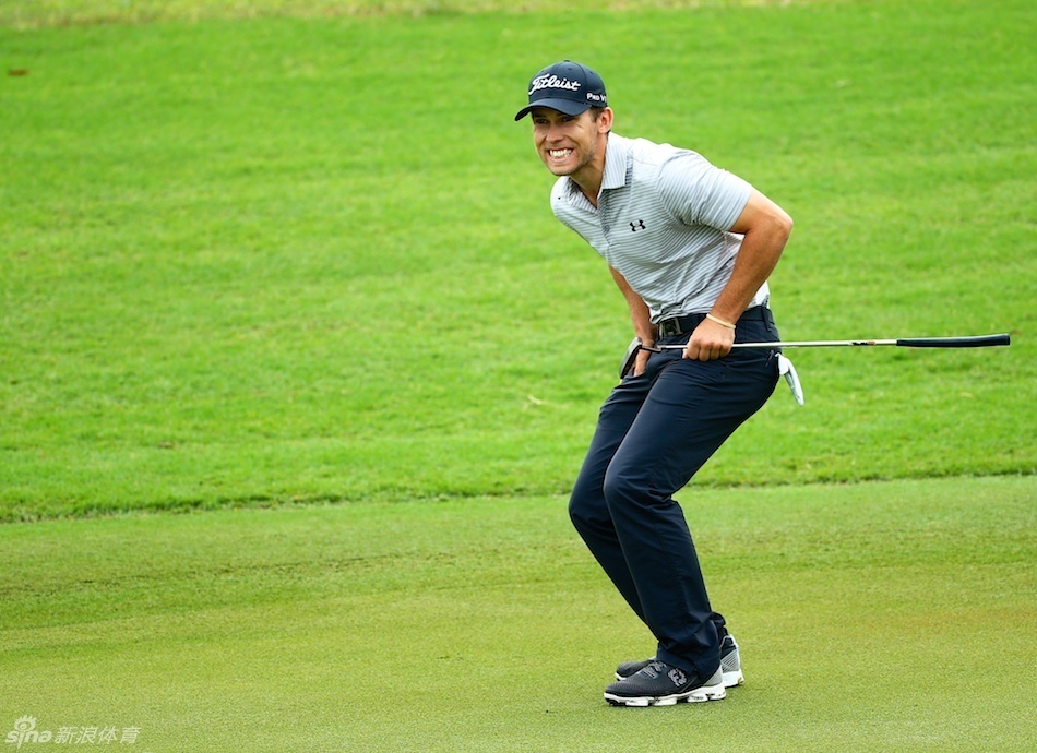 布莱顿·麦克弗森在球道上充满气势地挥杆,身体的力量完全释放,杆头仿佛要将空气切开。