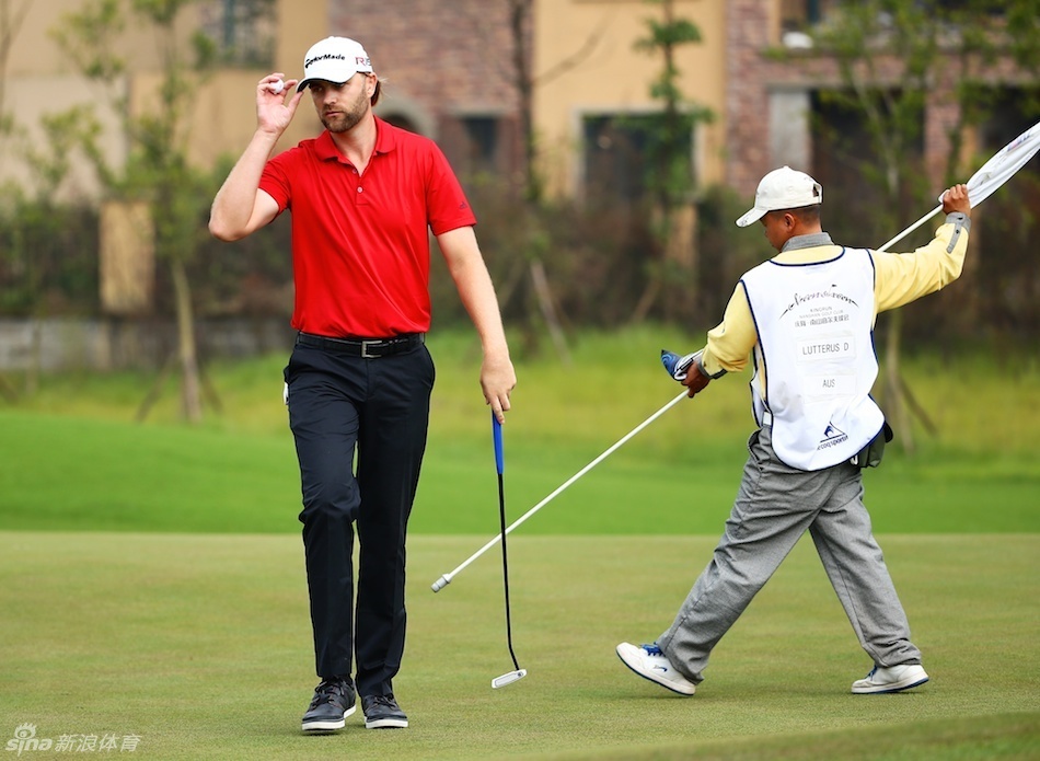 比赛中的关键时刻,观众们屏息凝神,背景里的人们表情紧张,等待着小白球最终的落点。