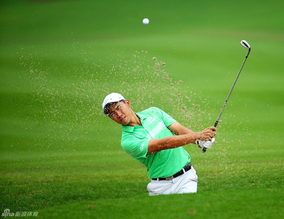 张新军在全神贯注地推杆,他的目光如炬,紧紧锁定在小白球与球洞之间那条看不见的线上。