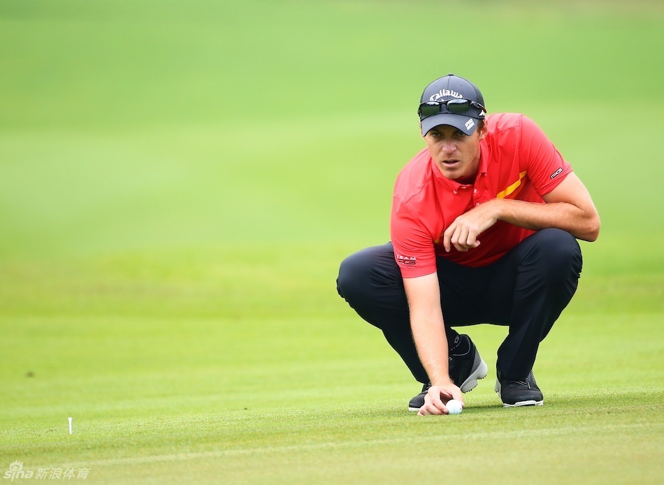 麦克弗森在长草中救球,他正评估一个棘手的球位,展现出应对球场挑战的专注与决心。