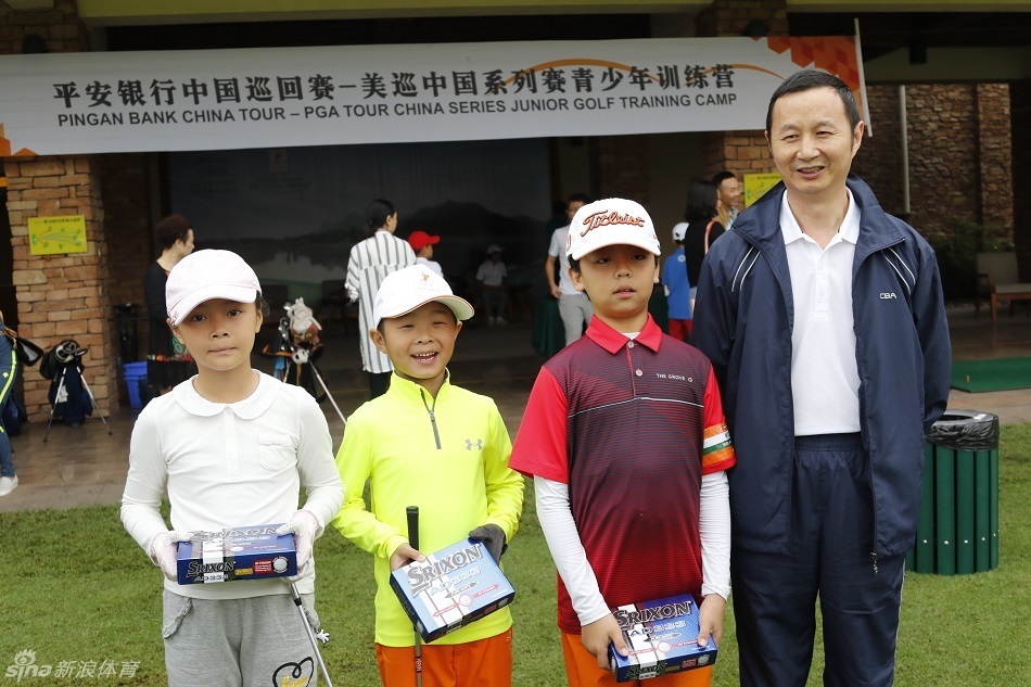 一个小男孩正趴在地板上,全神贯注地填写自己的信息卡,他的世界此刻只剩下纸笔,微微蹙起的眉头透露着无比的认真。