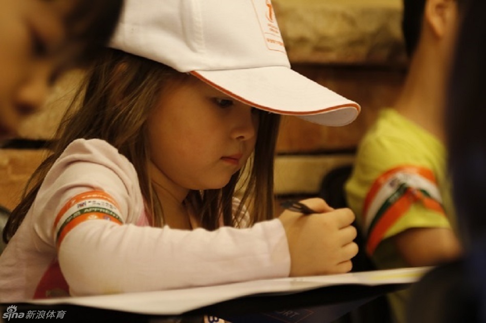 一双沾满蓝色颜料的小手,正被大人温柔地引导,坚定地按在白色画布上,留下一个清晰的掌印,象征着梦想的启航与承诺。