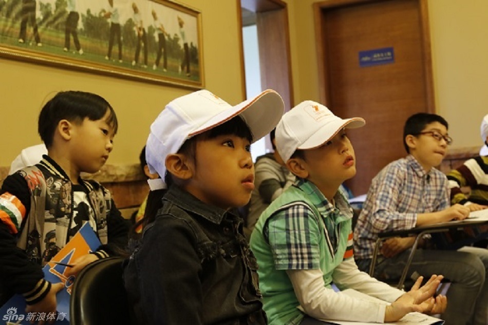 画卷上布满了孩子们五彩斑斓、大小不一的手印,它们紧密相连,构成一幅充满童真与希望的未来蓝图,象征着无数足球梦想的萌芽与汇聚。