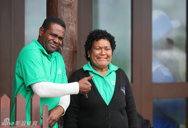 中国小将张进在斐济的狂风中谨慎观察球路，准备关键一击，他的眼神中透露出超越年龄的专注