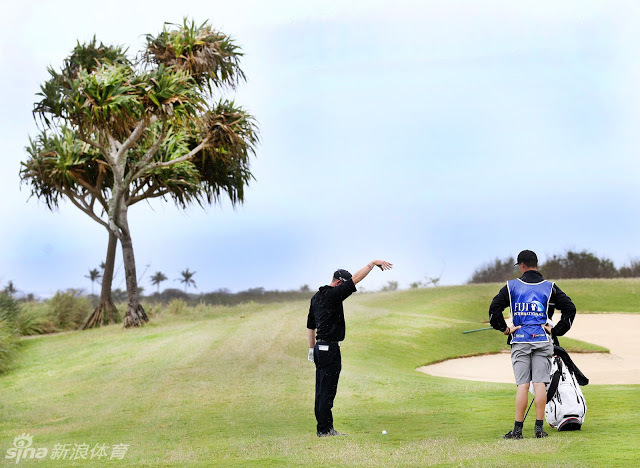 李鑫阳在球道上用挖起杆精准起球，小白球划出优美弧线飞向果岭，动作干净利落