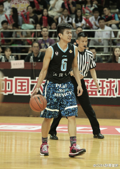 汕头大学队24号袁志强在三人合围的缝隙中强行突破，他的眼神坚毅，面对铜墙铁壁般的防守依然选择勇猛地杀向内线。