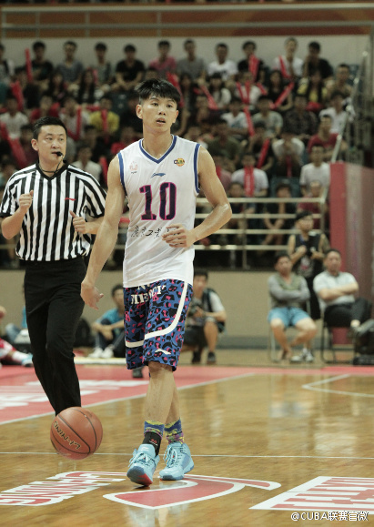 广东工业大学内线悍将钟国栋背身单打，他用力顶开防守，肌肉碰撞的瞬间展现出篮球运动的原始力量感。