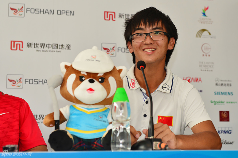 窦泽成手持可爱的赛事吉祥物豆豆，脸上绽放出阳光般灿烂的笑容，尽显青春活力与对比赛的愉快心情。