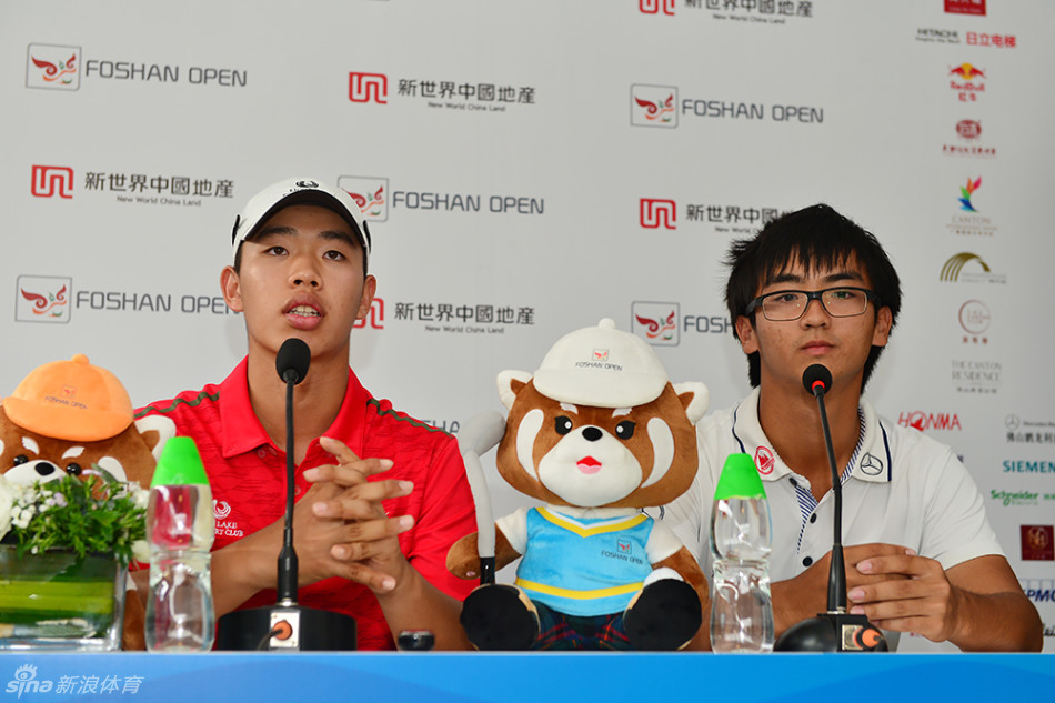 关天朗与窦泽成在新闻发布会上并肩而坐，两位中国高尔夫希望之星面带微笑，默契十足，共同面对媒体的镜头。