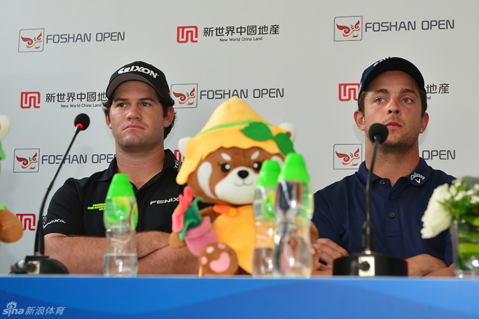 里卡多与塞巴斯蒂安等四位不同国家的选手站成一排，笑容满面地共同展示佛山公开赛吉祥物，象征着高尔夫运动的国际友谊与交流。